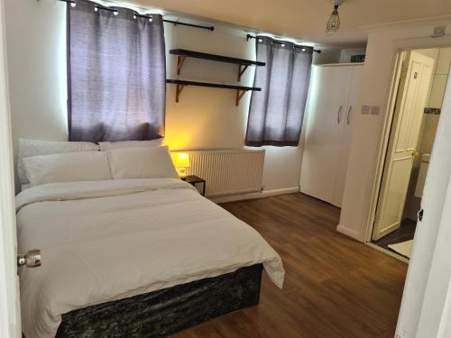 4Br-2Ensuite-10minCentralLondon-Sleeps11-Parking