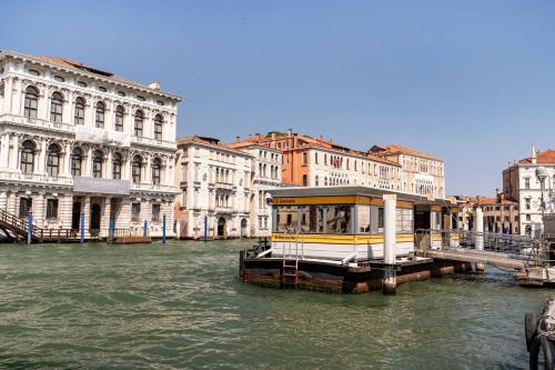 Contemporary Apartment in Venice FF - Tap to explore photos