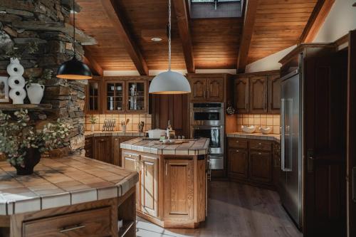 Konyha, Luxury Nature Getaway Stone House by Casa Oso in Bootjack (CA)