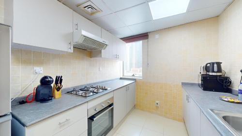 Primestay - Elegant 2BR Near Metro - Dubai Marina - image 7