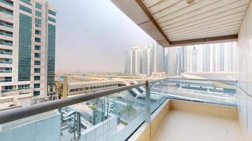 Primestay - Elegant 2BR Near Metro - Dubai Marina - image 12