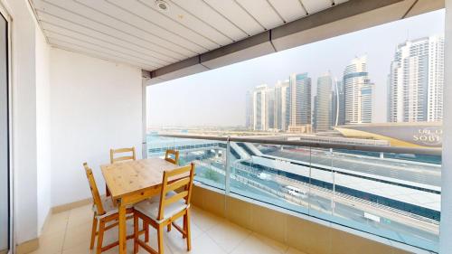 Primestay - Elegant 2BR Near Metro - Dubai Marina - image 14