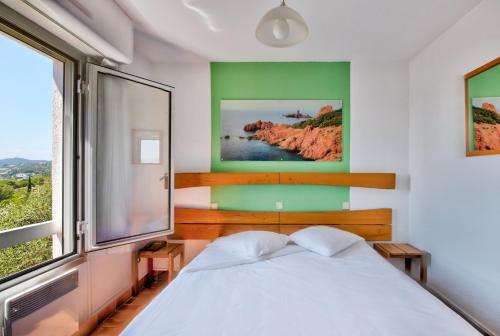 1 queen bed, 2 sofa beds