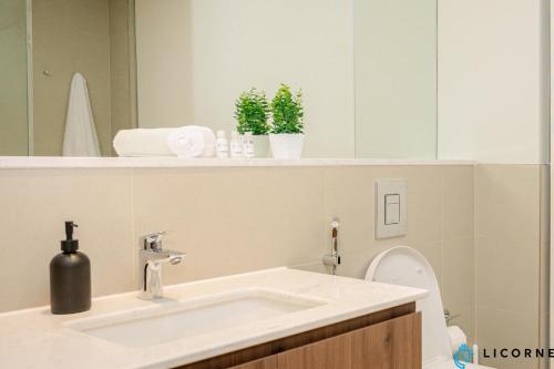 Brand New Modern 2 BR Retreat in Dubai Creek Harbour - main image