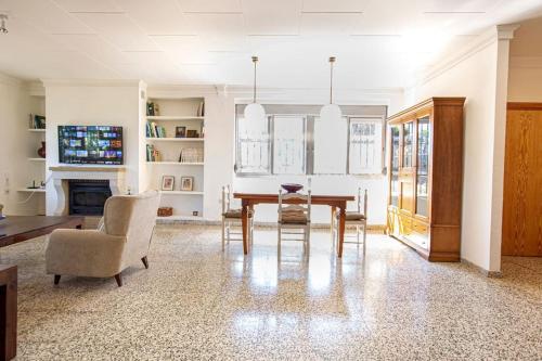 Villa con piscina y barbacoa para 13 personas cerca del metro in ปิกัสเซนต์