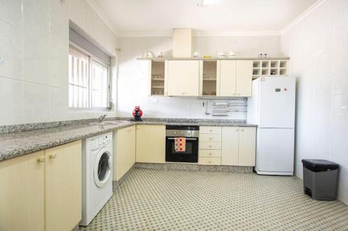 Villa con piscina y barbacoa para 13 personas cerca del metro in ปิกัสเซนต์