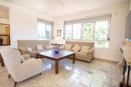 Villa con piscina y barbacoa para 13 personas cerca del metro in ปิกัสเซนต์