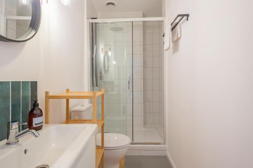 One-Bedroom Apartment image 5