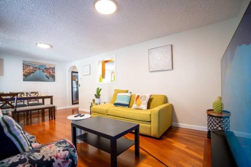 597 Spacious, cozy 5BR apartment in Medford in Medford, USA