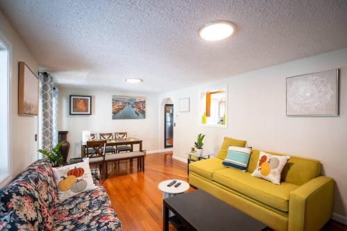 597 Spacious, cozy 5BR apartment in Medford in Medford, USA