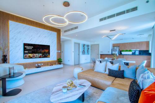Chic 2 Bedroom Dubai Creek Harbour Apartment with Parking Gym & Pool by Meerak - image 2
