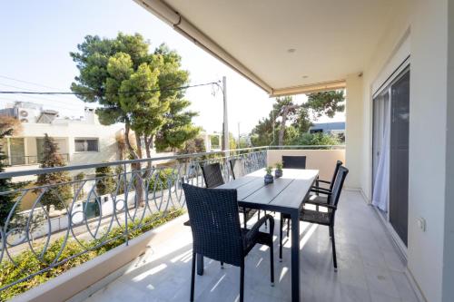 Elegant Coastal Haven Fully Renovated 3-Bedroom Apartment, Athens (photo 4)