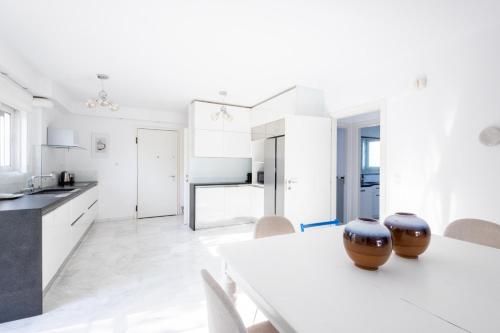 Elegant Coastal Haven Fully Renovated 3-Bedroom Apartment, Athens (photo 2)