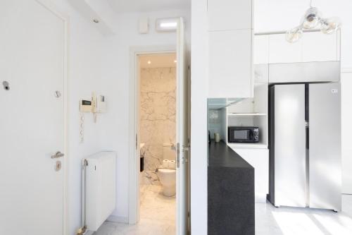 Elegant Coastal Haven Fully Renovated 3-Bedroom Apartment, Athens (photo 9)