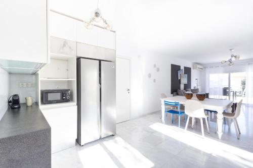 Elegant Coastal Haven Fully Renovated 3-Bedroom Apartment - Athens