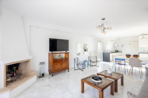 Elegant Coastal Haven Fully Renovated 3-Bedroom Apartment, Athens (photo 6)