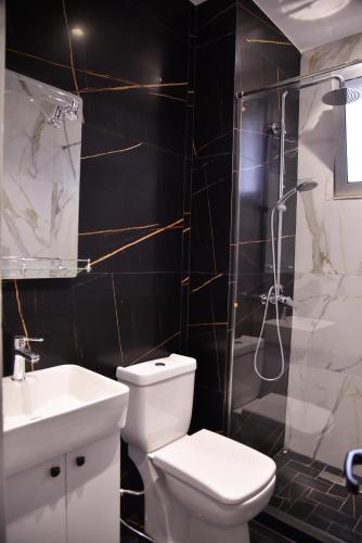 מקלחת, City Center INN  in שקודר