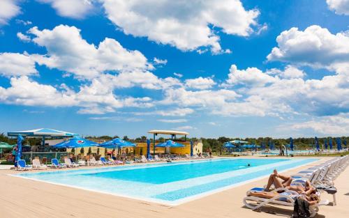 Skats, Waves & Whispers Apartments - acces gratuit piscina in Comuna 23 August