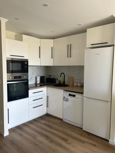 Plage, stade et parking privé dans la résidence - Location saisonnière - Marseille