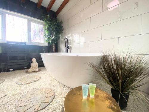 Kaoglen Zen-Feature Bath-Dunkeld-Route 500 in Kirkmichael
