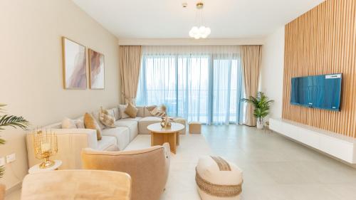 Burj Khalifa view with Grass Turf Balcony-Downtown by Tanami Holiday Homes