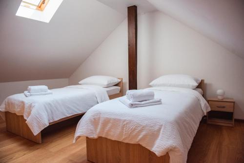 3 twin beds
