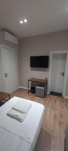 Double or Twin Room image 10