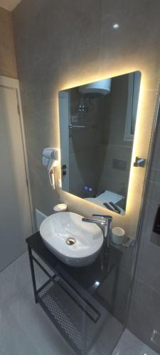 Double or Twin Room image 3