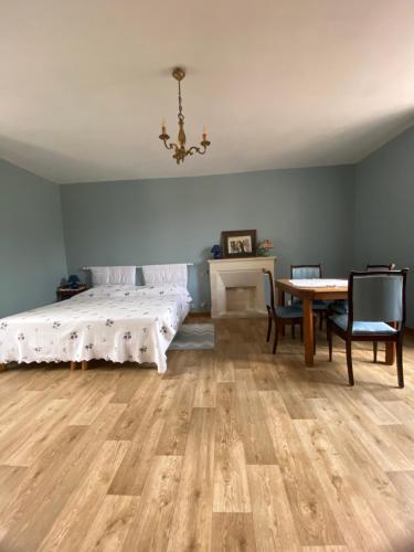 Le Camp Romain, maison familiale avec terrain in เรวิเย