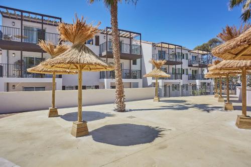 Фасада на хотела, Résidence Odalys Riviera la Presqu'Ile (Residence Odalys Riviera la Presqu'Ile) in Иер