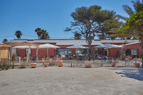 Фасада на хотела, Résidence Odalys Riviera la Presqu'Ile (Residence Odalys Riviera la Presqu'Ile) in Иер