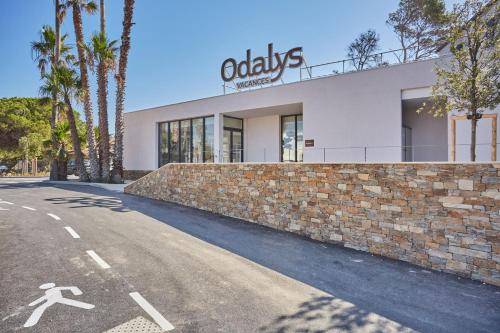 Фасада на хотела, Résidence Odalys Riviera la Presqu'Ile (Residence Odalys Riviera la Presqu'Ile) in Иер