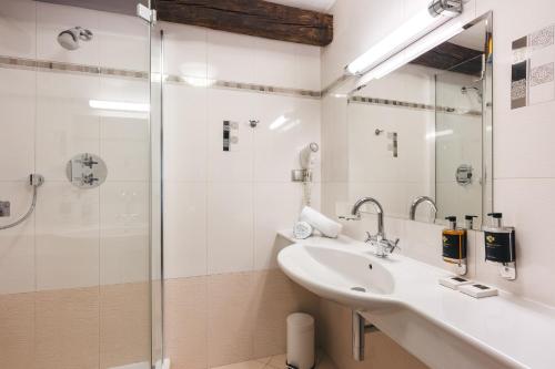 Standard Twin Room image 1