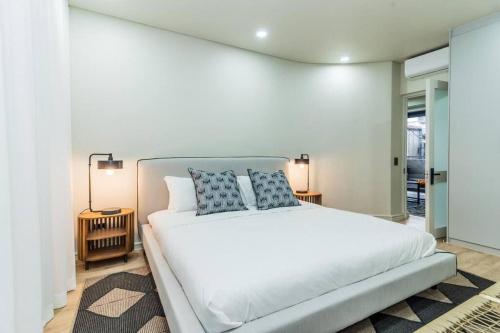 Modern Central 1 BR Apartment