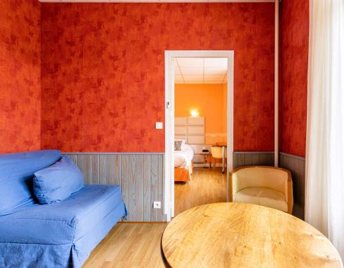 1 queen bed, 2 twin beds