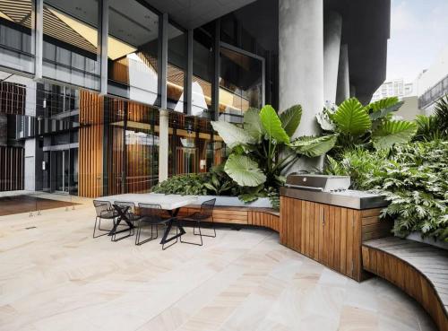 Stylish 2 Bed in Central CBD with Pool Gym and Sauna - image 11