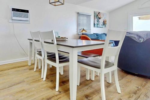 Charming 3 bedroom Beach Front Cottage in Milford, USA