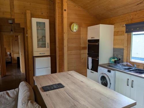кухня, Pet Friendly - Lodge at Riverview Holiday Park in Ньюкаслтон