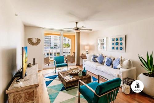 BnB Hyperion - 3B Gem w Golf & Intracoastal Views in Miami, USA