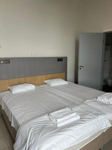 2 twin beds