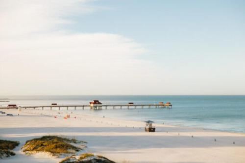 Quiet Corner Suite Heated Pool & 2 mins 2 beach