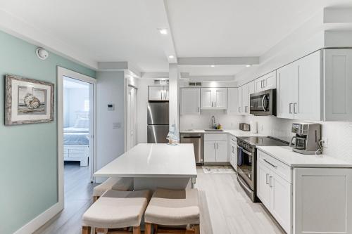 Coastal Downtown Naples Condo - Walk to the Beach! - main image