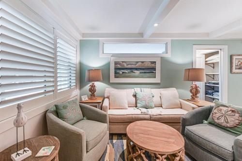 Coastal Downtown Naples Condo - Walk to the Beach! - image 7