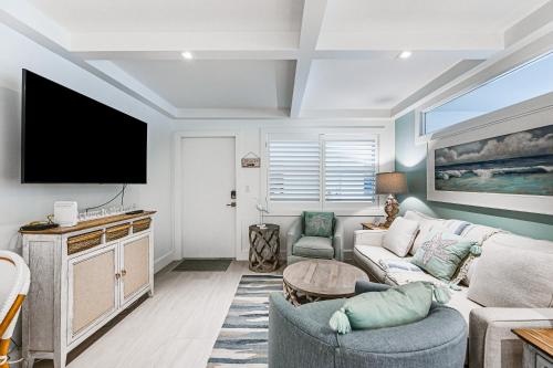 Coastal Downtown Naples Condo - Walk to the Beach! - image 5