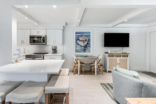 Coastal Downtown Naples Condo - Walk to the Beach! - image 10