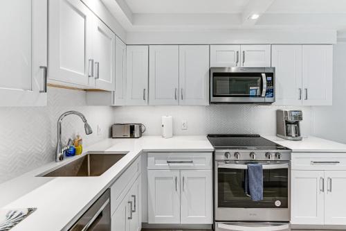 Coastal Downtown Naples Condo - Walk to the Beach! - image 13