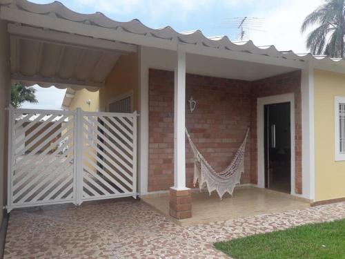 ระเบียง/ชานเรือน, Confortável Casa na Praia do Indaiá Bertioga (Confortavel Casa na Praia do Indaia Bertioga) in เบอร์ติโอก้า