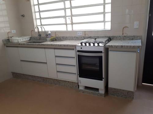 ห้องครัว, Confortável Casa na Praia do Indaiá Bertioga (Confortavel Casa na Praia do Indaia Bertioga) in เบอร์ติโอก้า