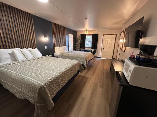 2 queen beds