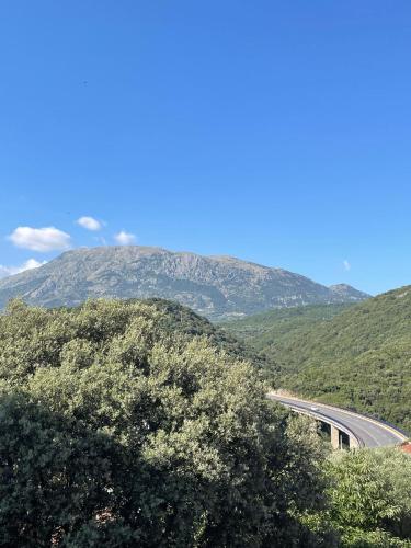 Дом возле моря с большой террасой с видом на море (Дом возле моря с большои террасои с видом на море) in Utjeha